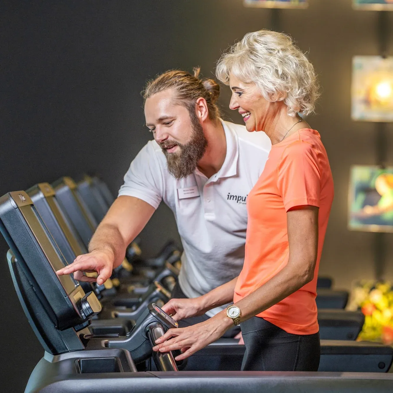 Trainer und Mitglied an den Cardiogeräten im Studio