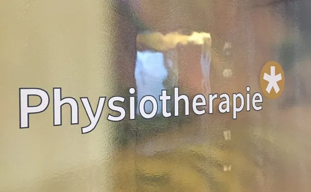 Praxisschild Physiotherapie im Impuls Fitness Oldenburg