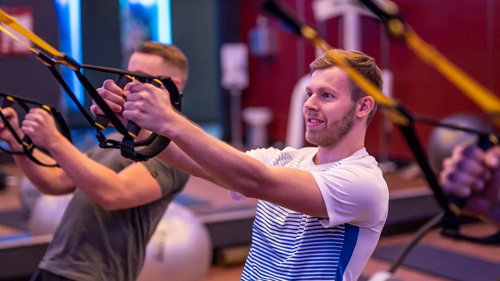 TRX Training in Oldenburg:
Körpergewicht trifft Kontrolle Header Hintergrund